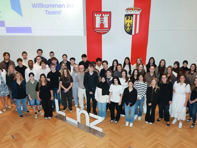 Personalreferentin Merima Zukan (SPÖ) und Personaldirektorin Brigitta Schmidsberger begrüßten gemeinsam mit Kolleg:innen die neuen Lehrlinge zum Start ihrer Ausbildung im Alten Rathaus. | Foto: Stadt Linz