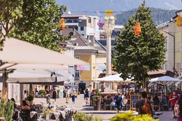 Die Bäume auf dem Hauptplatz sind eine wichtige Initiative zur Klimawandelanpassung. Auch Unternehmen können ihren Beitrag für eine geringere Hitzebelastung in der Stadt leisten. | Foto: Marta Gillner