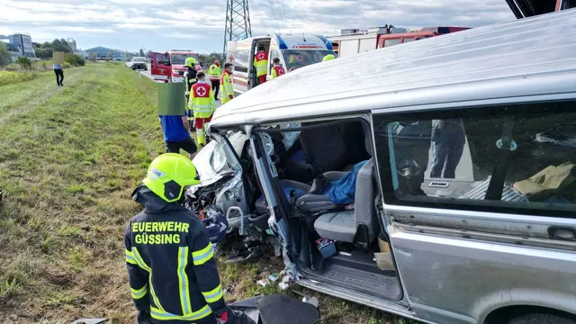 Aus bislang ungeklärter Ursache geriet Dienstagfrüh ein Pkw auf der B 57 zwischen Güssing und Tobaj auf die Gegenfahrbahn und kollidierte frontal mit einem entgegenkommenden Lkw.  | Foto: Stadtfeuerwehr Güssing