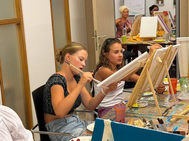Junge Künstlerinnen und Künstler gestalteten Bilder. | Foto: SOS-Kinderdorf Burgenland