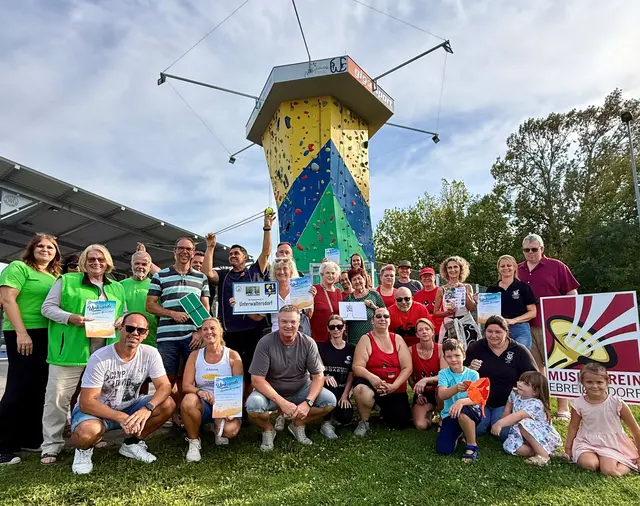 Ferienspeil Ebreichsdorf: Hintere Reihe: DOERN Weigelsdorf: GR Karin Böhm, Obfrau Ingrid Ahorn, Obfrau Stv. Josef Rubin, Tischtennisverein Obmann Harald Michl, Schlingel Team Austria Lorenz &amp; Christian Sam, DOERN Unterwaltersdorf Roswitha Jungmeister, Badminton The Birdies GR Andreas Goldberg, STERN Obfrau Lieselotte Glock, Naturfreunde Obmann Stv. Harald Engelhardt, Naturfreunde Jugend Vorständin Pia Bächlein, STERN GR Maria Sordje, Kinderfreunde Tanja Stechauner, Naturfreunde Obmann Florian Bächlein, Kinderfreunde Obfrau Brigitte Tajnikar, Tanzstudio Mamborama Brigitte Rosas, Musikverein Obfrau-Stv und Jugendreferentin Magdalena Wenk &amp; Kapellmeister Michael Schiefert,
1. Reihe (v.l.n.r.): STR Thomas Reininger, SASI-Kinderturnen Sabine Nyiri, Bgm. Abg. z. NR Wolfgang Kocevar, Badminton The Birdies Katharina Riegler, Kinderfreunde GR Michaela Burger &amp; Ulrike Stockinger, Musikverein Ebreichsdorf Obfrau Gabriele Schiefert. | Foto: Stadtgemeinde Ebreichsdorf 