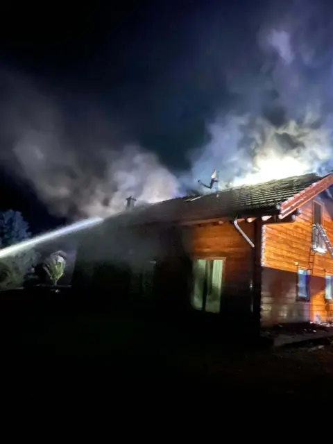 Durch das rasche und koordinierte Eingreifen von knapp 50 Einsatzkräften konnte das Feuer erfolgreich gelöscht werden.  | Foto: Feuerwehr Grieselstein