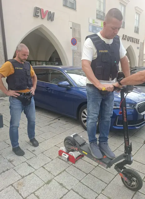 Polizisten der Landesverkehrsabteilung führten am Hauptplatz die Messungen mit dem Rollprüfstand durch.