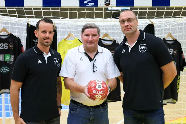 Neuzugang Martin Breg, Obmann Michael Schweighofer und Trainer Risto Arnaudovski.  | Foto: GEPA Pictures