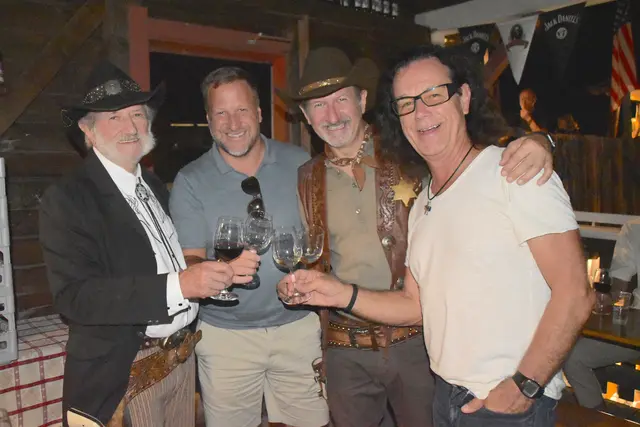 Ein gelungenes Fest zum Abschluss: Marshall Fritz Wurglits, Johann Pittermann (Wiener Wiesn), Sheriff Sascha Wurglits und Franz Griesbacher | Foto: MeinBezirk/Michael Strini