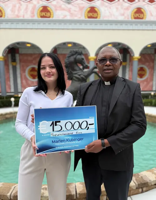 Marlen Kubinger und Frater Pastor Mpora bei der Übergabe der Spende für sauberes Wasser an die Schule in Uganda. | Foto: VTA Austria