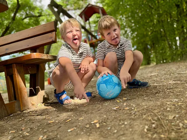 Matthias und Maximilian finden Zigarettenreste am Spielplatz eklig und außerdem stören sie beim spielen. | Foto: Markus Kahrer