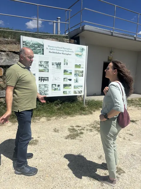 Martina Berthold hat Anfang Juli 2026 den Obmann des Wasserverbands Mariapfarr-St. Andrä-Tamsweg/Zinsbrücke, Rupert Bogensperger, der selbst ein Brunnenbauer ist, besucht. | Foto: Grüner Landtagsklub