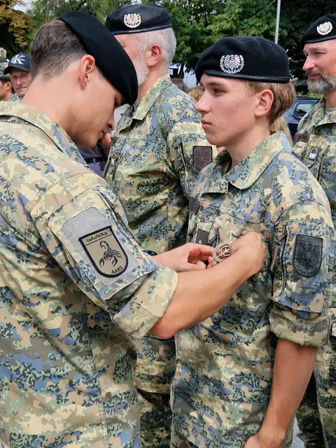 Junge Soldaten vor den Vorhang: Die Grundwehrdiener des Einrückungstermins März 2026 erhielten die Wehrdienstmedaille in Bronze.
