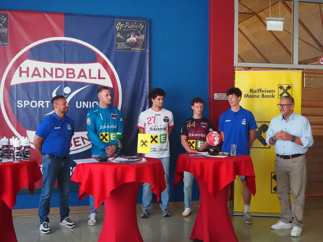 Pressetermin mit Cheftrainer Dino Poje, den Spielern Leo Nikolic, Marian Schweiger, Kornel Lantos, Hallensprecher Michael Rainer (v.l.) | Foto: Gaube