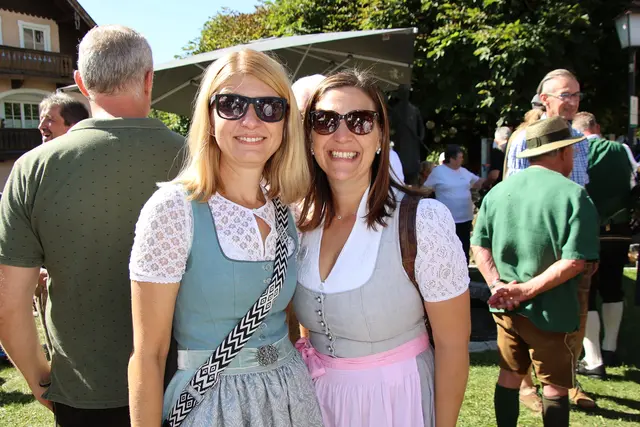 Sabine Gärtner und Hilde vom Seenland Tourismus.