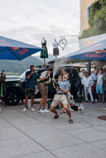 Die gelungene Premiere wurde ordentlich gefeiert. | Foto: Hotel im Weissen Rössl am Wolfgangsee