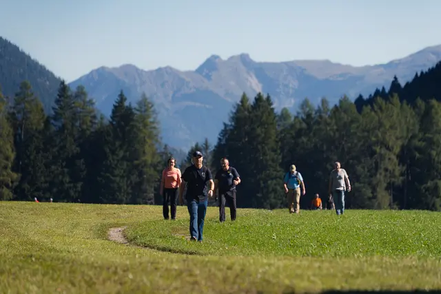Gemeinsam unterwegs: Beim Internationalen 3-Tage-Einhornmarsch steht das Wandern inmitten der Tiroler Bergwelt im Mittelpunkt. | Foto: Region Seefeld