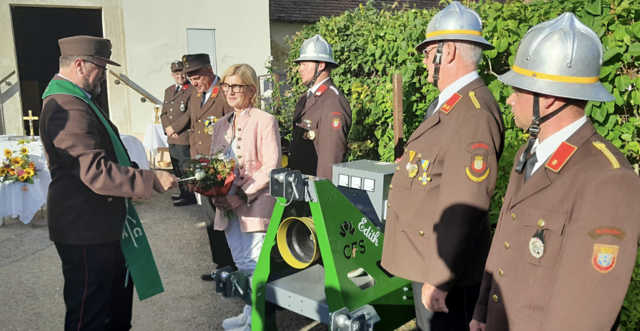 Edith Göd übernahm die Patenschaft für das Aggregat. | Foto: FF Missingdorf