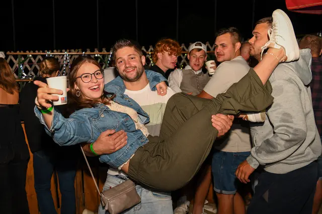 Rund 800 Gäste feierten bei der Partymeile in Alberndorf. | Foto: Johann Hammer
