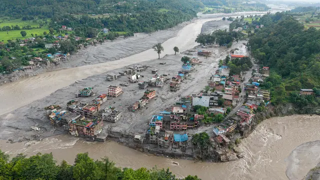Nach der Sturzflut stehen Häuser im nepalesischen Distrikt Nuwakot in Schlamm und Wasser.