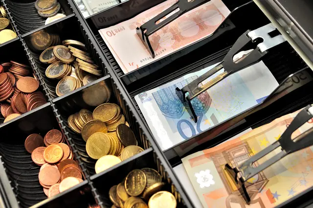 Der Serientäter hatte es auf Bargeld aus Kassen und Kellnerbrieftaschen abgesehen.  | Foto: lorakss/smarterpix