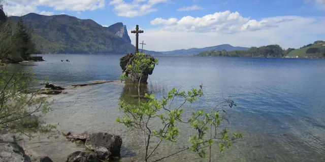 Der Kreuzstein am Mondsee. | Foto: Elisabeth Staudinger