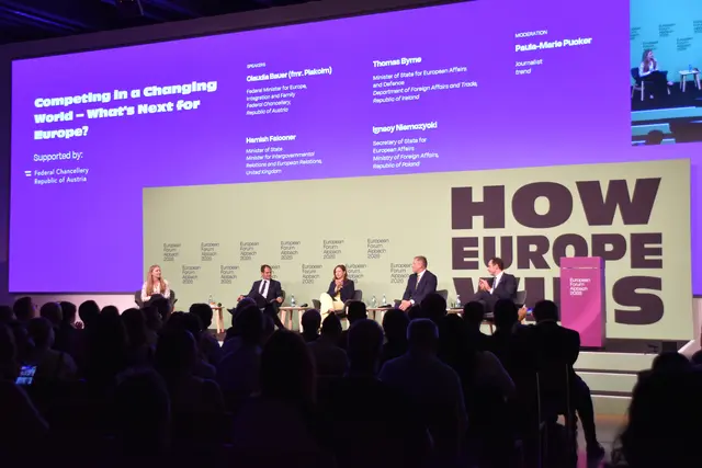 Moderatorin Paula-Marie Pucker, Staatsminister Hamish Falconer (UK), Bundesministerin Claudia Bauer, Staatssekretär Thomas Byrne (IRL) und Außenminister Ignacy Niemczycki (PL) (v.l.) diskutierten über den Binnenmarkt, die Wettbewerbsfähigkeit und künftige Herausforderungen Europas.  | Foto: Barbara Fluckinger