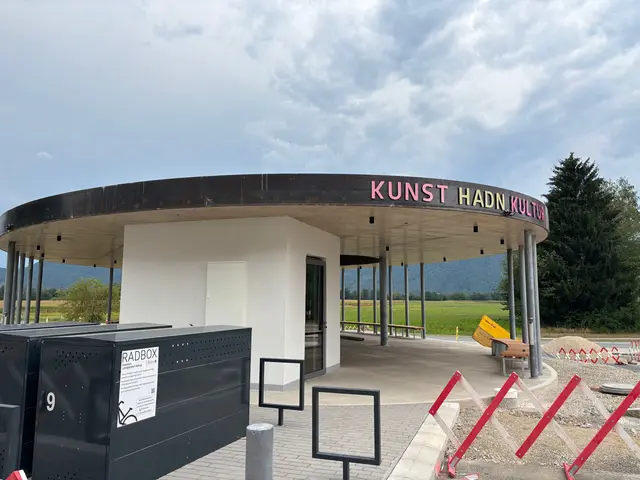 Zusätzlich zum Genuss-Pavillon entsteht Radinfrastruktur mit E-Ladesäulen. | Foto: MeinBezirk.at/Petra Lammer