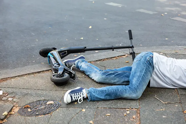 Ein 15-jähriger E-Scooter-Lenker wollte auf der Linzer Straße in Wels vor der Polizei flüchten und krachte in das Heck des Polizeiautos. | Foto: Smarterpix/AndreyPopov