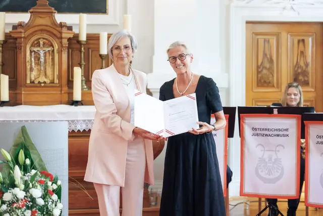 Andrea Winkelbauer-Kastner (r) und Jusitzministerin Anna Sporrer. | Foto: APA-Fotoservice/Markus Schneeberger
