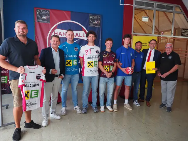 Pressetermin der Handball Sportunion Leoben mit Spielern, Trainer, Funktionären und Sponsoren: Andreas Haidinger (Arkadenhof, The Kitchen), Bgm. Kurt Wallner, Leo Nicolic, Thomas Nenadic, Marian Schweiger, Kornel Lantos, Dino Pojer, Matthias Zitzenbacher (Raiffeisenbank), Claus Hödl (v.l.) | Foto: Gaube