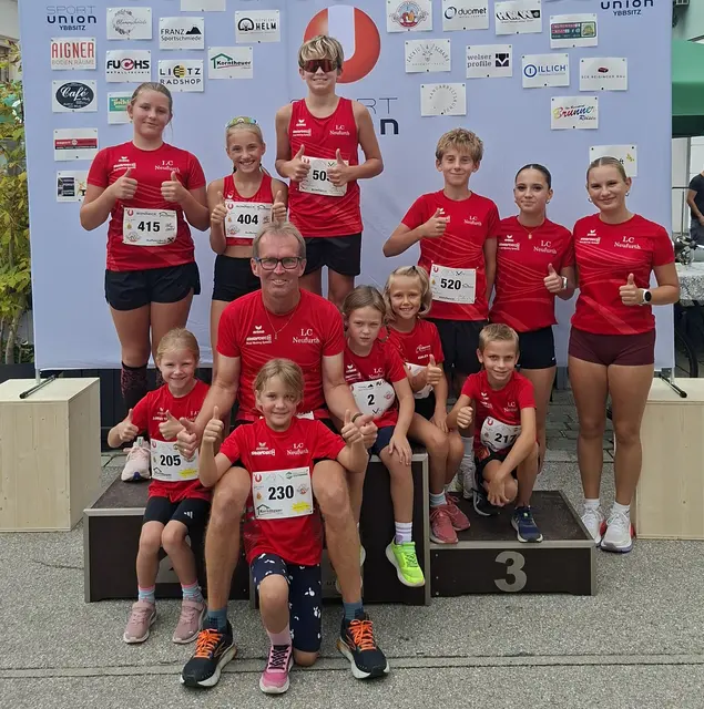 Obm. Kloimwieder mit seinen erfolgreichen NachwuchsläuferInnen | Foto: LC Neufurth