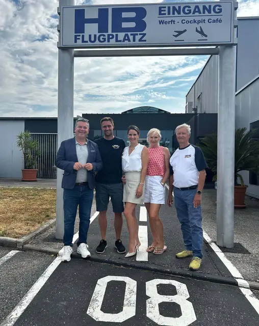 Ansfeldens Bürgermeister beim Lokalaugenschein bei der Firma HB Flugtechnik Brditschka. | Foto: Stadtgemeinde Ansfelden
