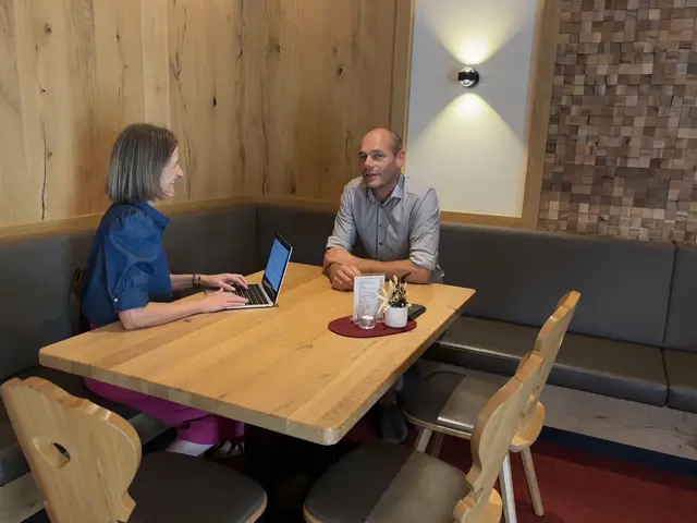 Hotelier Michael Walchhofer im Gespräch mit Julia Hettegger, stellvertretende Chefredakteurin.  | Foto: MeinBezirk