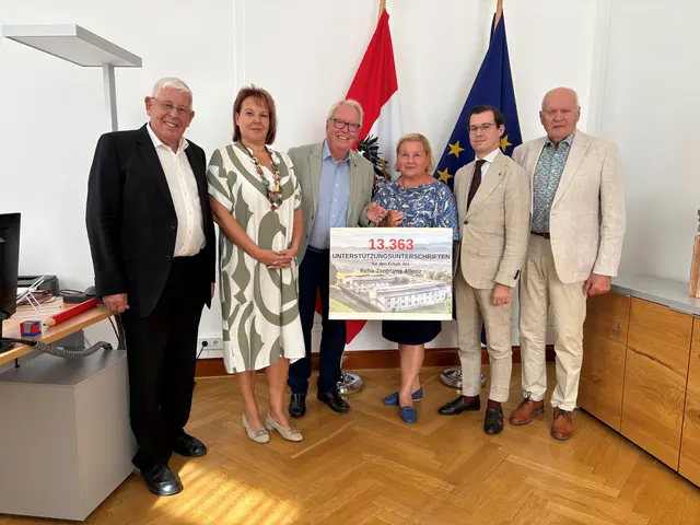 Mehr als 13.000 gesammelten Unterschriften für den Weiterbestand des Standorts wurden an Gesundheitsministerin Korinna Schumann übergeben.
 | Foto: SPÖ