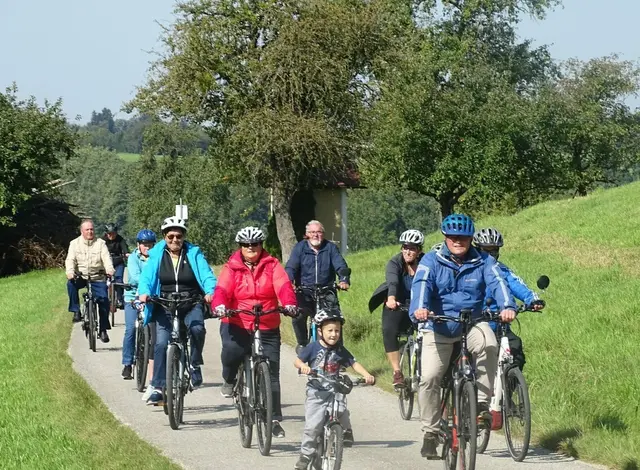 DSG-Vorsitzender Sepp Eppensteiner mit Radwallfahrern in seiner Heimatpfarre Steinakirchen. | Foto: Wolfgang Zarl