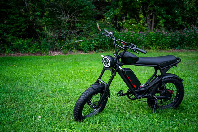 E-Mopeds der Klasse L1e-B gelten ab 1. Oktober 2026 als Kraftfahrzeuge. Damit kommen neue Pflichten bei Zulassung, Versicherung, Führerschein und Helm auf die Besitzer zu. | Foto: Smarterpix (Symbolbild)