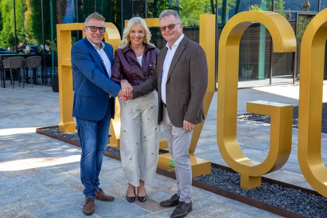 Eigentümerwechsel beim Hotel Freigold in Freistadt: Wolfgang und Petra Hochreiter übernehmen von Dietmar Hehenberger (l.).
 | Foto: Hotel Freigold/beha