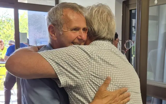 Christian Denkmaier, Bürgermeister von Neumarkt, herzt Josef Lindner. | Foto: Marktgemeinde Gutau