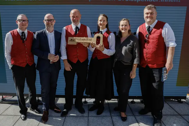 Von links: Musikant Gregor Strobl, Bürgermeister Dietmar Prammer, Kapellmeister Heinz Reiter, Kapellmeisterin Alexandra Hofinger, Vizebürgermeisterin Merima Zukan und Vereinsobmann Andreas Schöffl bei der feierlichen Schlüsselübergabe für das neue Musikheim.

 | Foto: Strobl