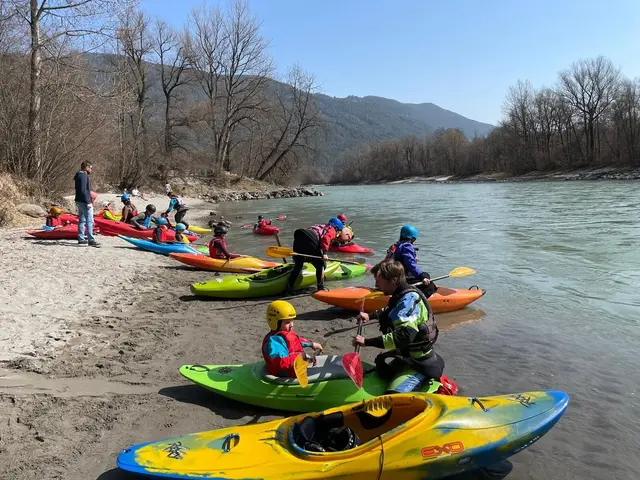 Von acht bis 18 Jahren können Kinder und Jugendliche sich an den Kajaksport herantasten, die ersten Techniken lernen und gemeinsam mit Trainern und anderen jungen Paddlern auf dem Wasser unterwegs sein.  | Foto: KNI