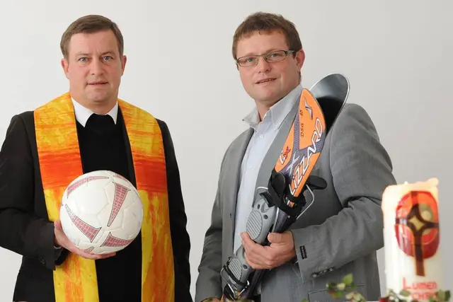 Der Kremser Sportpfarrer Franz Richter und DSG-Vorsitzender Sepp Eppensteiner aus Wolfpassing. | Foto: Wolfgang Zarl