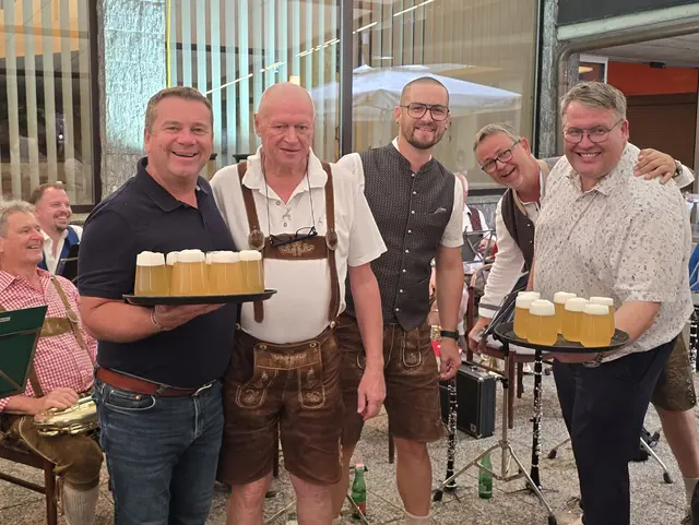 Auch Bürgermeister Christian Partoll (links) packte beim Dämmerschoppen im Gasthof Stockinger mit an. | Foto: Partoll