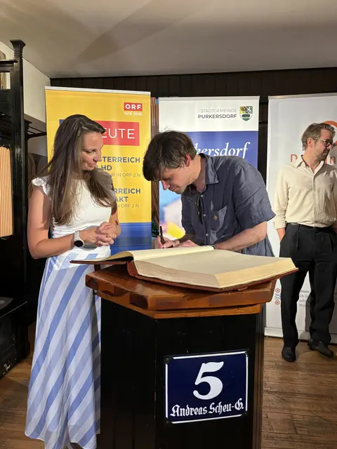 Nino aus Wien setzt seine Unterschrift.  | Foto: Lauren Fahrenberger / MeinBezirk