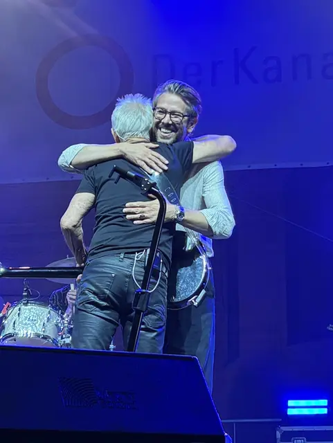 Viele Umarmungen, wertschätzende Worte und zahlreiche Hits zum Mitsingen zeichneten diesen Abend aus. | Foto: Lauren Fahrenberger / MeinBezirk