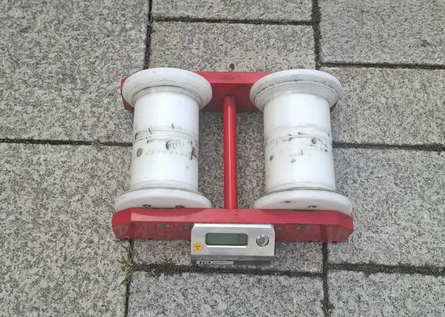 Das mobile Rollprüfstand-Gerät, die sogenannte „Walze“, ermöglicht präzise Geschwindigkeitsmessungen.