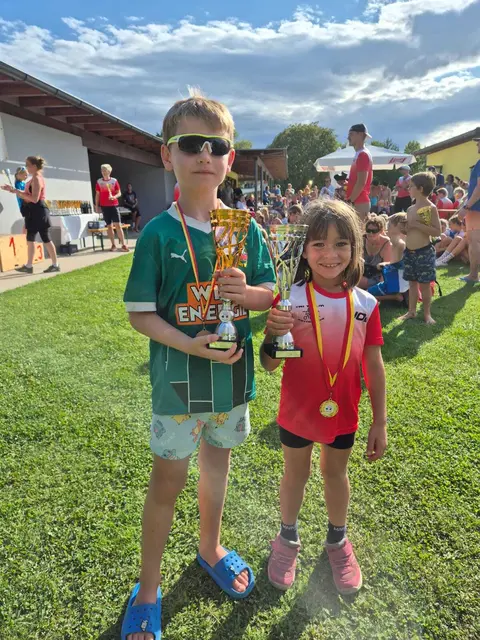 Die stolzen Pokalbesitzer Raphael und Luisa. | Foto: Tri Team Pöttsching