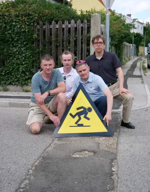 In einer Kampagne im Juni machten die NEOS auf den desolaten Zustand von Wiener Neustadts Straßen aufmerksam. (v.l.n.r.): Uli Eichner, Theodor Harnisch, Christian Dizdar, Bernhard Lutzer. | Foto: NEOS
