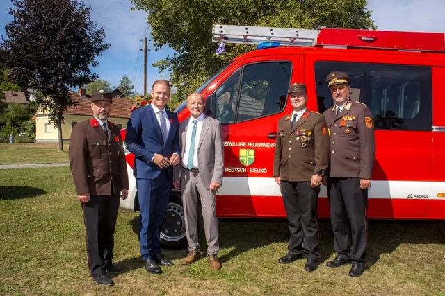 Bei der Segnung des neuen Mehrzweckfahrzeuges der Feuerwehr Deutsch Bieling: Vizebürgermeister Michael Weingrill, Landtagsabgeordneter Fabio Halb, Bürgermeister Johann Trinkl, Feuerwehrkommandant Christoph Battig und Landesfeuerwehrkommandant Franz Kropf (von links) | Foto: Feuerwehr Deutsch Bieling