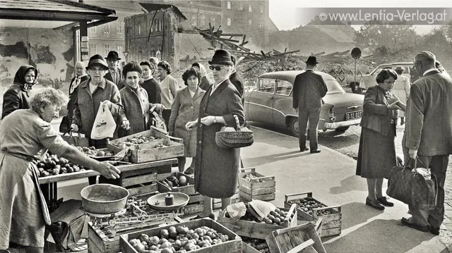 Während im Hintergrund im Frühjahr 1972 die Gebäude auf dem Gelände des ehemaligen Südbahnhofs dem Neubau der Raiffeisen-Zentralkasse weichen, herrscht am Südbahnhofmarkt Hochbetrieb. | Foto: Lentia Verlag