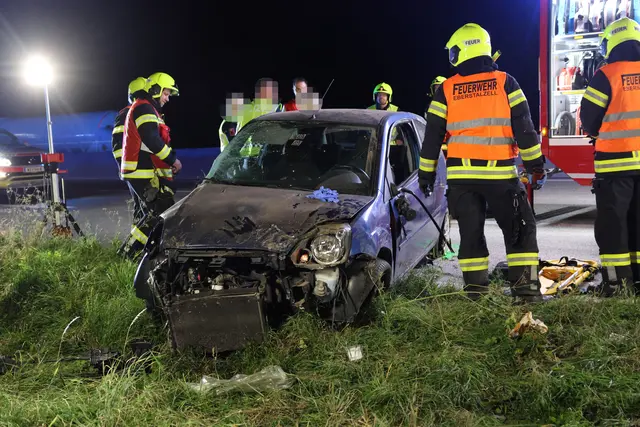 Foto: Ein Auto kam auf der A1 bei Eberstalzell von der Fahrbahn ab und überschlug sich.