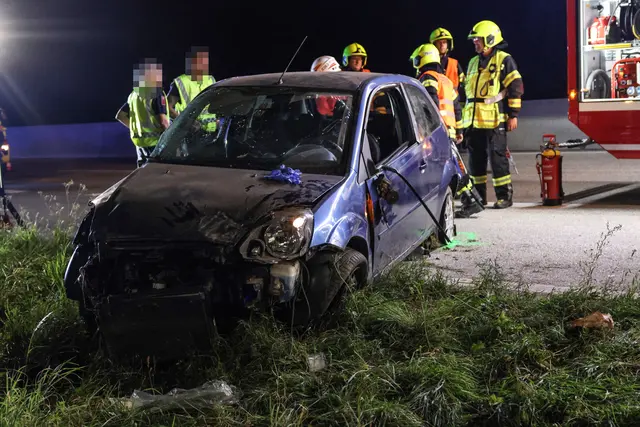 Foto: Ein Auto kam auf der A1 bei Eberstalzell von der Fahrbahn ab und überschlug sich.