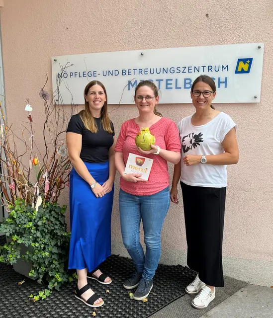 Für ihre Unterstützung und die gute Zusammenarbeit wurde Cäcilia Ptacek, BA herzlich
gedankt - vlnr.: Sabine Ramstorfer, Personalabteilung PBZ Mistelbach; Cäcilia Ptacek, BA,
Management Wirtschaft und Support PBZ Hollabrunn; Katrin Holecek, BA, Management
Wirtschaft und Support PBZ Mistelbach | Foto: PBZ MIstelbach