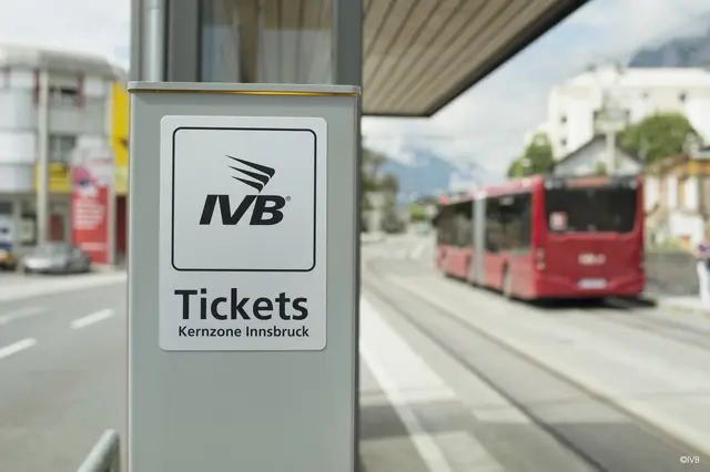 Gibt es in Innsbruck genug Ticketkaufmöglichkeiten für die Öffis? Die JVP ist nicht der Meinung und fordert ein zusätzliches "Tap and Go"-System nach einem Wiener Vorbild. | Foto: IVB
